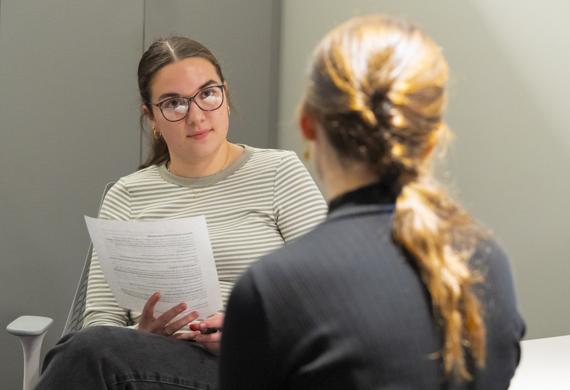 Image of School of Social and Behavioral 科学 students practicing social work methods.